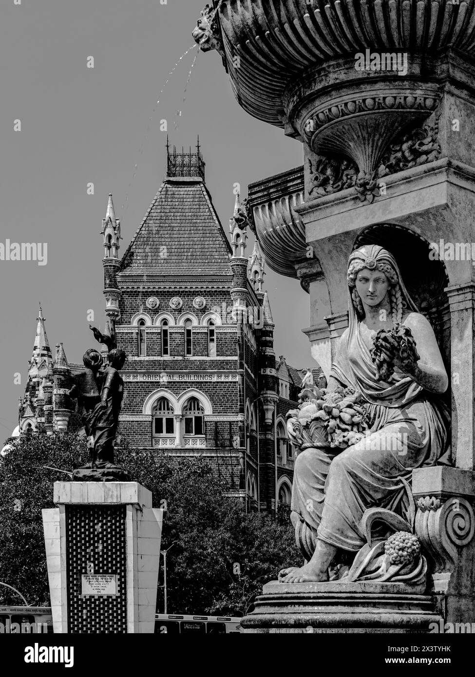 03 31 2024 photo en noir et blanc de Vintage Old Heritage Statyue à Foral Fountain, Fort, Mumbai Maharashtra India.Asia.. Banque D'Images