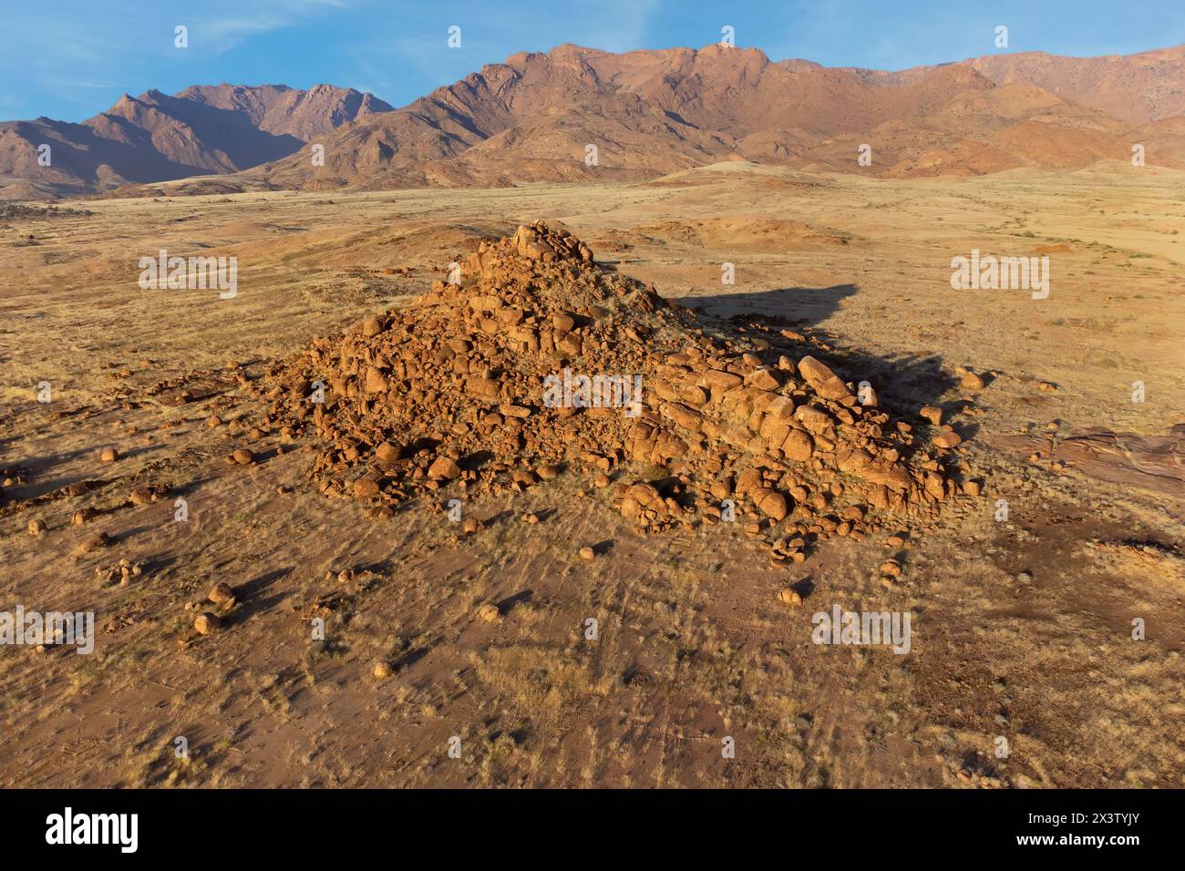 Paysage désertique pittoresque avec des rochers et des prairies arides, montagne Brandberg, Namibie Banque D'Images