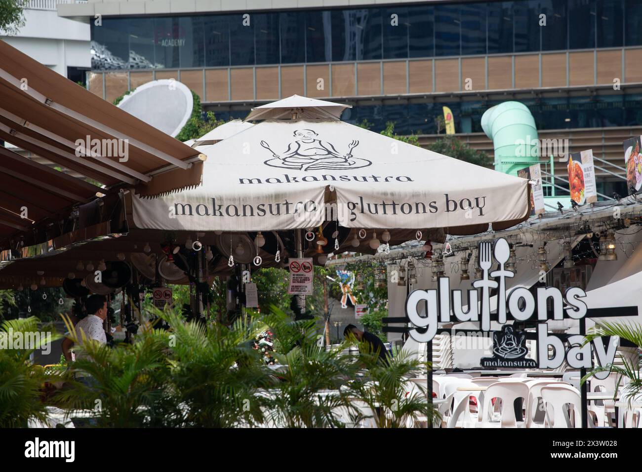 Makansutra gluttons Bay, conception de logo d'entreprise alimentaire. Destination populaire pour les touristes pour découvrir la culture alimentaire locale. Centre-ville de Singapour. Banque D'Images