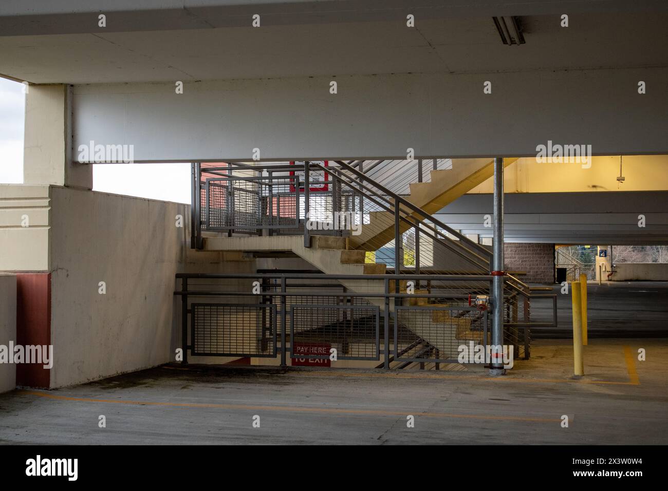 Parking garage escalier entre les niveaux Banque D'Images