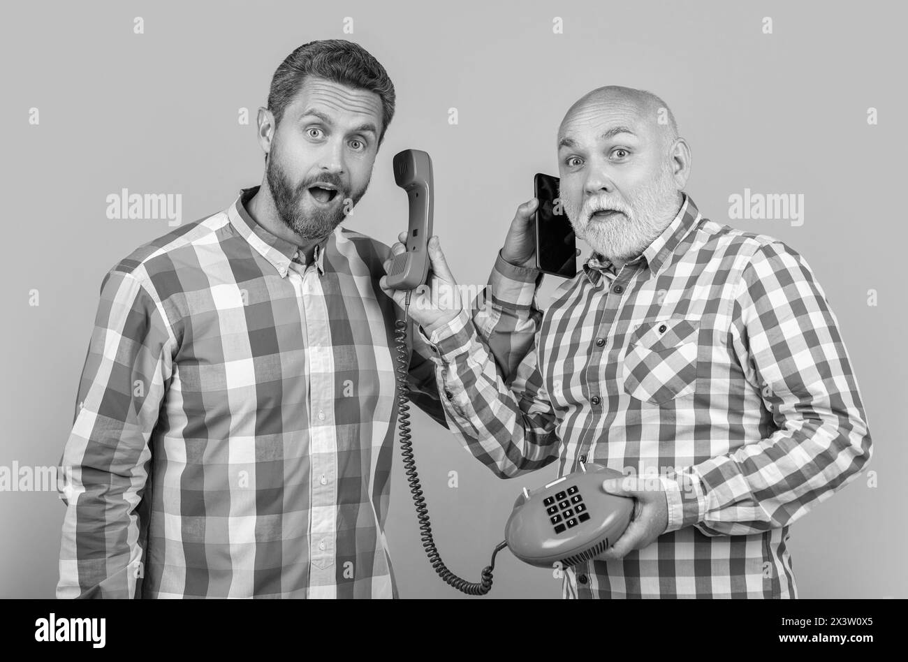 hommes avec téléphone et téléphone contraste appel isolé sur jaune. hommes avec appel téléphonique contrasté Banque D'Images