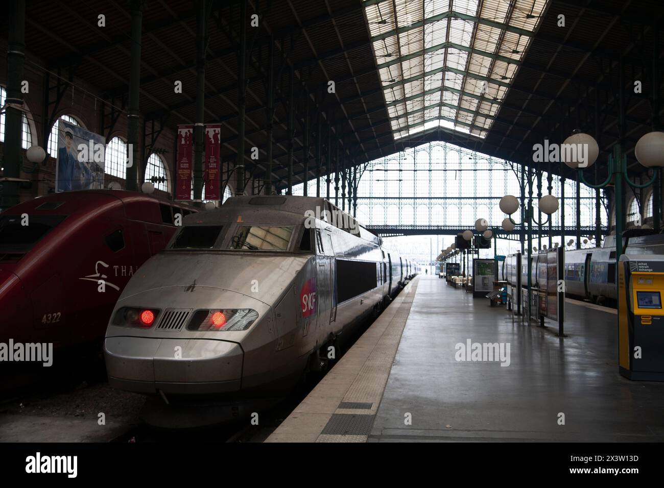 Train à la Gare du Nord, l'une des sept grandes gares TGV termini à Paris France. L'actuelle Gare du Nord était Banque D'Images