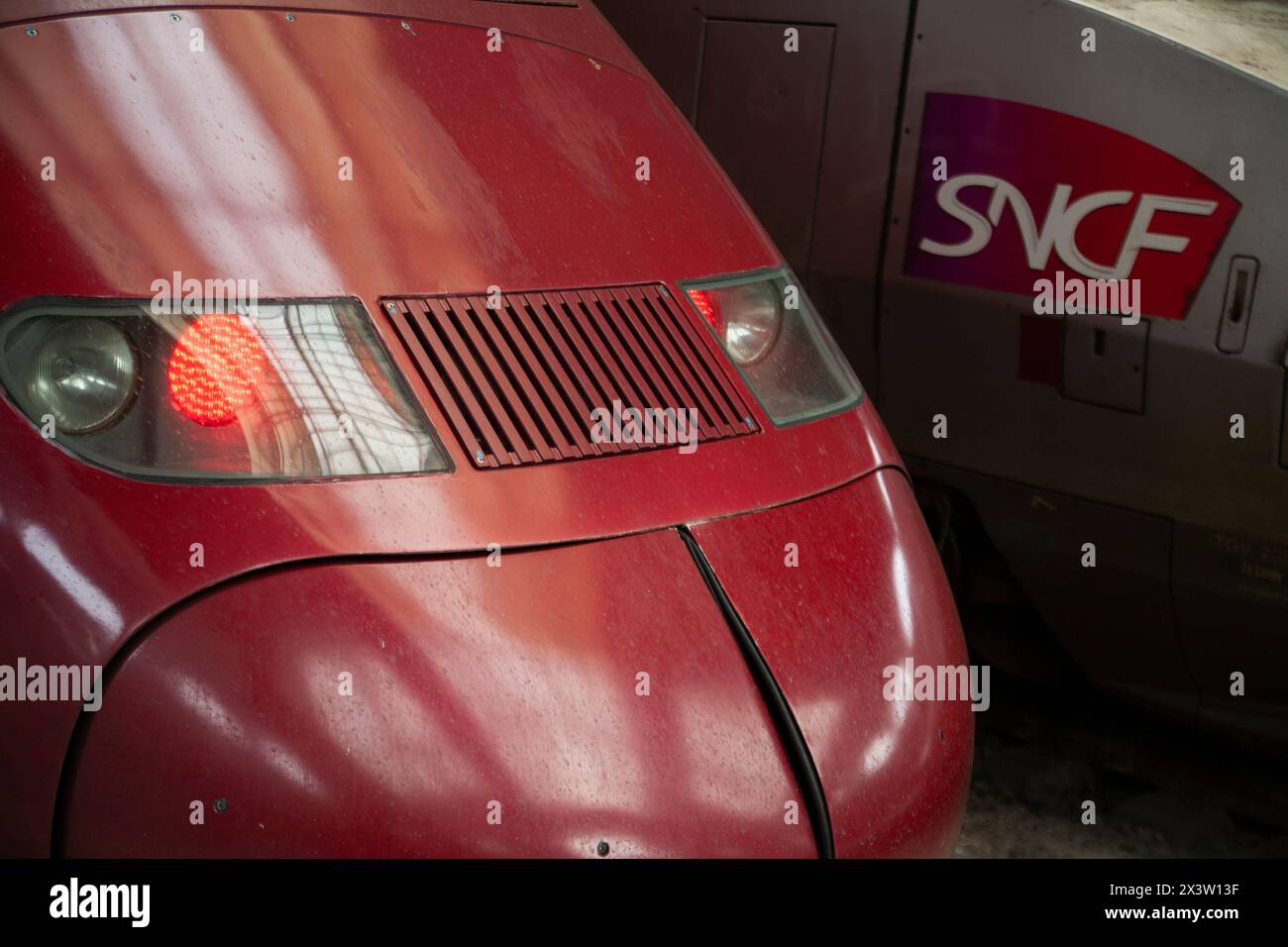 Train à la Gare du Nord, l'une des sept grandes gares TGV termini à Paris France. L'actuelle Gare du Nord était Banque D'Images