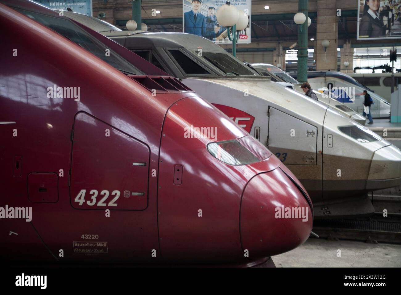 Train à la Gare du Nord, l'une des sept grandes gares TGV termini à Paris France. L'actuelle Gare du Nord était Banque D'Images