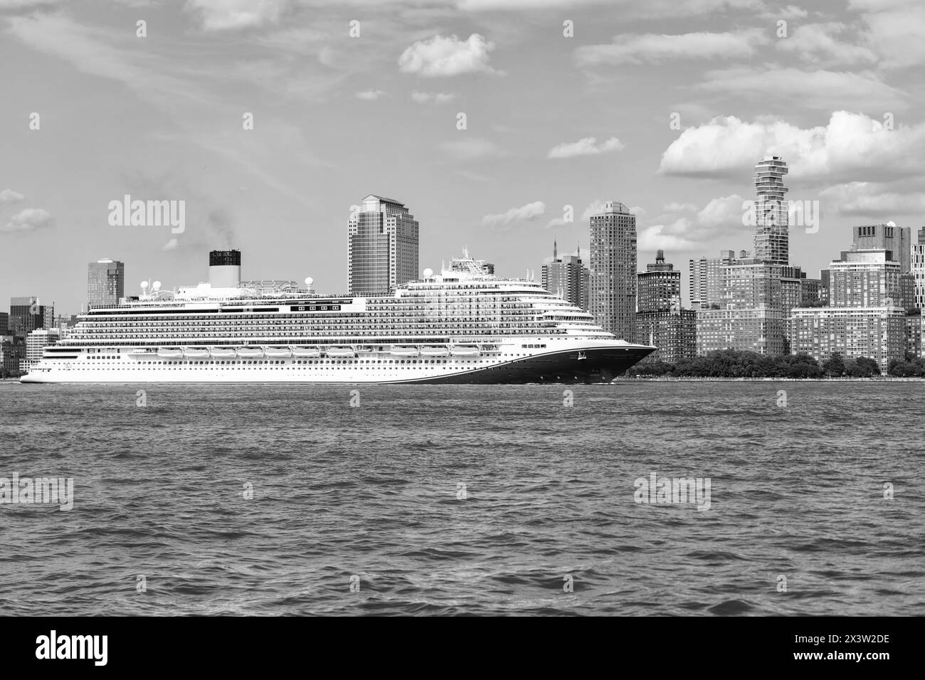 Bateau de croisière de luxe naviguant jusqu'au port au lever du soleil. Bateau de croisière près de New york Manhattan. Paquebot flottant à New York. Vacances sur un paquebot de croisière à Manhattan Banque D'Images