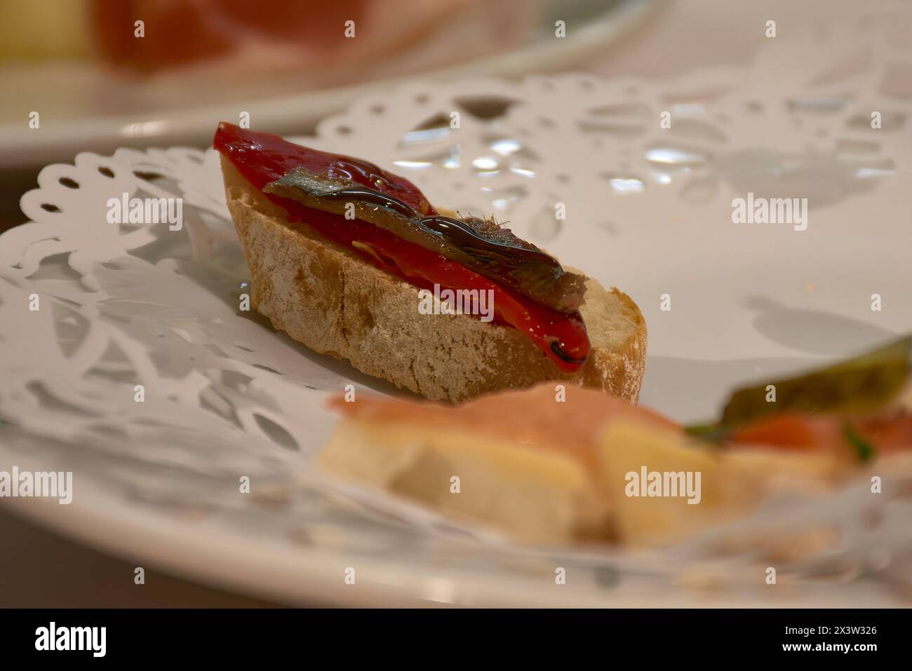Un toast de pain, recouvert d'anchois et de poivre rôti. Un plat méditerranéen Banque D'Images