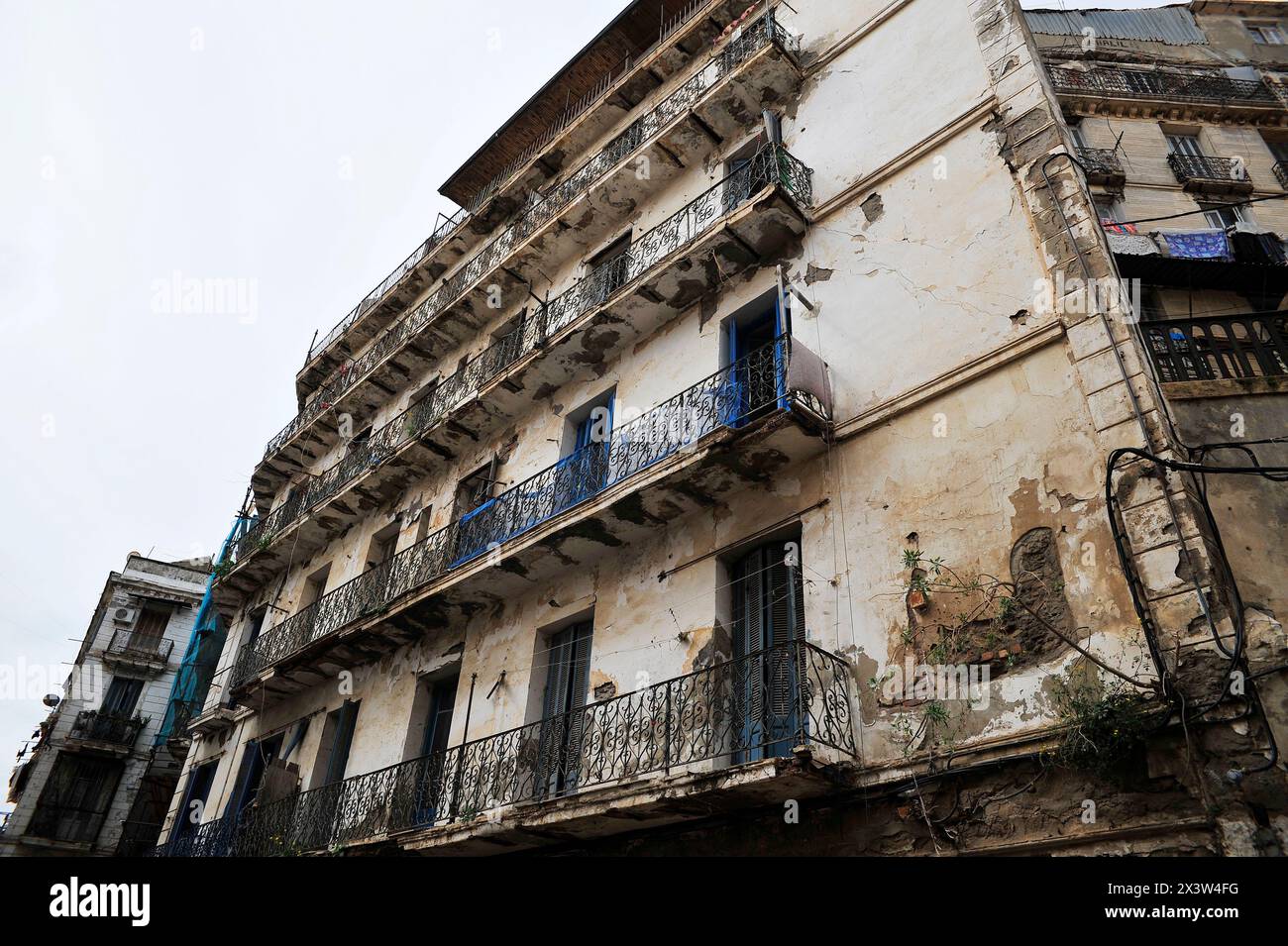 ARCHITECTURE - ALGER - CULTURE - COLONIALISME. Maison en décomposition dans la casbah d'Alger - Algérie. Architecture coloniale française typique. Banque D'Images