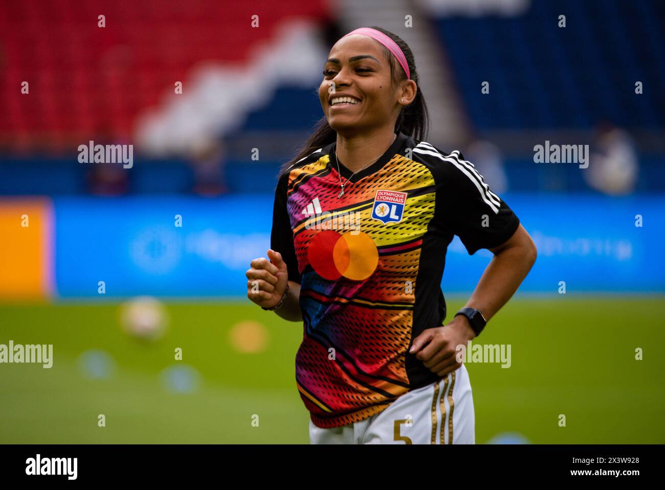 Perle Morroni de l'Olympique Lyonnais se réchauffe devant l'UEFA Women's Champions League, demi-finale, match de 2e manche entre le Paris Saint-Germain et l'Olympique Lyonnais le 28 avril 2024 au stade du Parc des Princes à Paris, France Banque D'Images