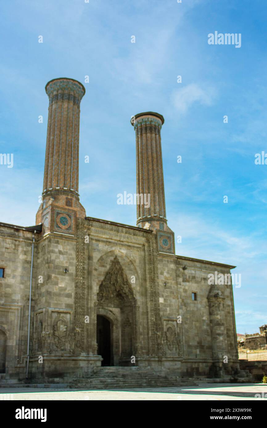 Double Minaret Madrasah ou Cifte Minareli Medrese est un monument architectural de la fin de la période seldjoukide à Erzurum en Turquie. Photo de haute qualité Banque D'Images