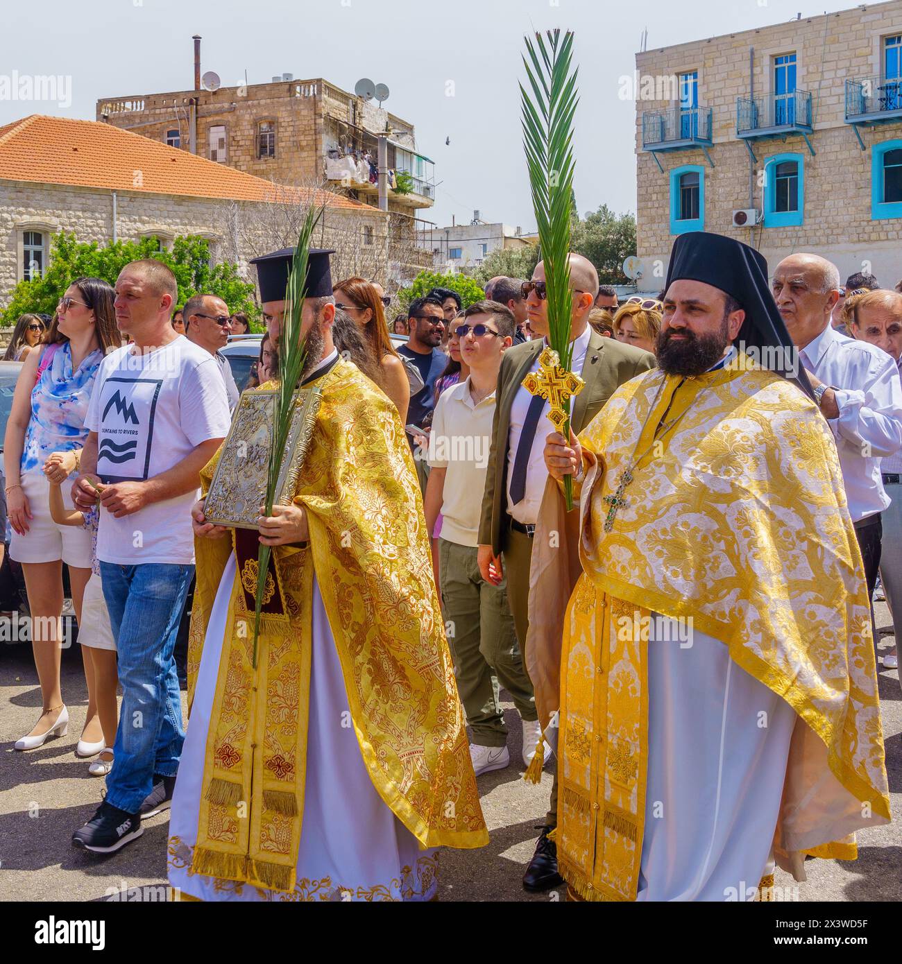 Haïfa, Israël - 28 avril 2024 : prêtres et autres personnes participent au défilé du dimanche des Rameaux de Pâques de la communauté orthodoxe grecque, dans le centre-ville de Haïfa, Isra Banque D'Images