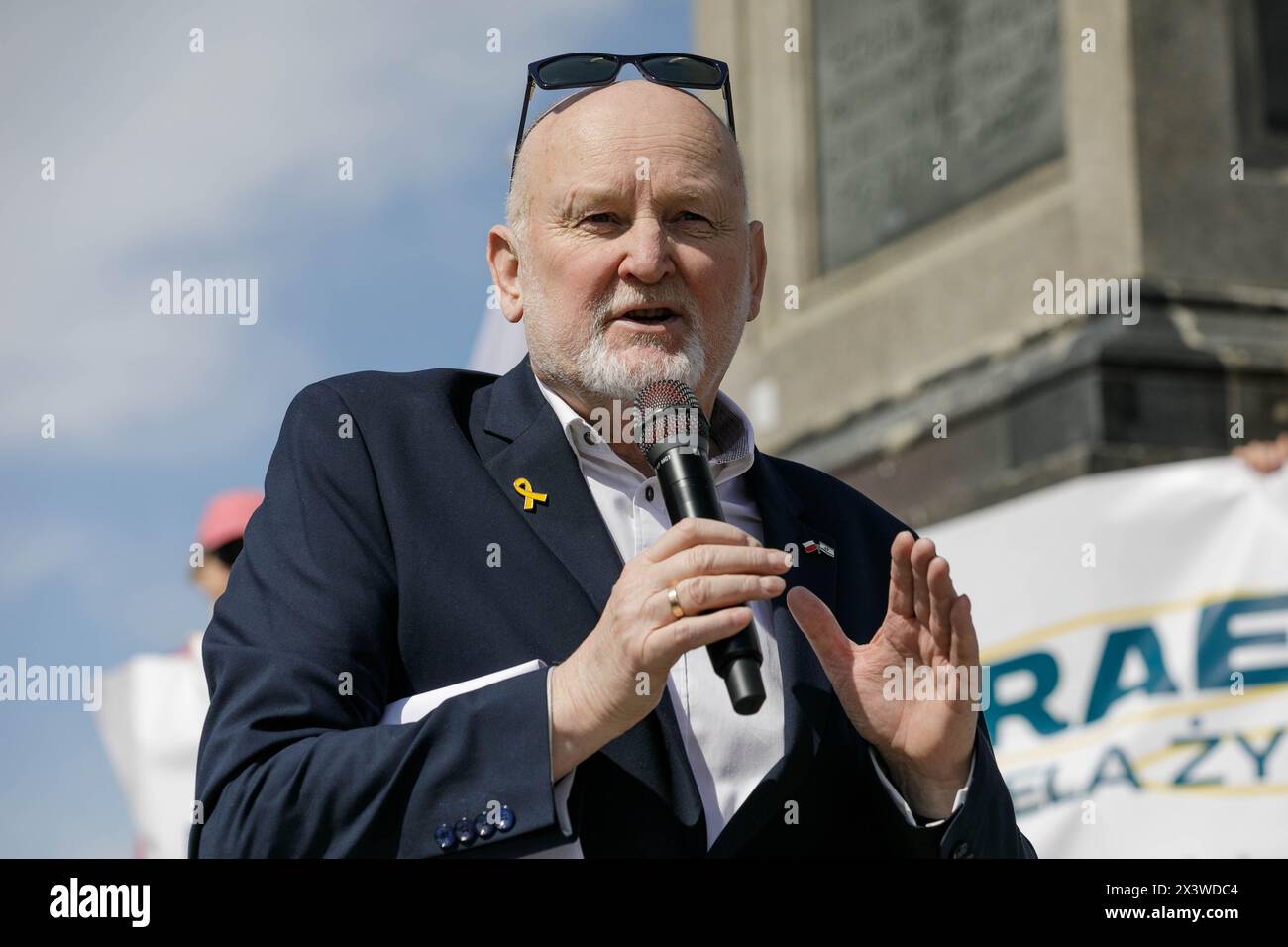 Edward ?wierz, fondateur de la Fondation de la réconciliation, prononçant un discours lors de la manifestation annuelle de la Marche de la vie tenue dans le cadre de la célébration du jour du souvenir de l'Holocauste (Yom HaShoah). Des centaines de personnes ont participé à la Marche de la vie, qui a lieu chaque année à Varsovie dans le cadre de la célébration du jour de commémoration de l'Holocauste (Yom HaShoah). Les participants commencent près de la colonne Sigismond, au cœur de la vieille ville de Varsovie, et descendent la rue jusqu'au Musée d'histoire des Juifs polonais, Polin. Des marches similaires sont organisées dans plusieurs pays en avril et mai. Le pur Banque D'Images