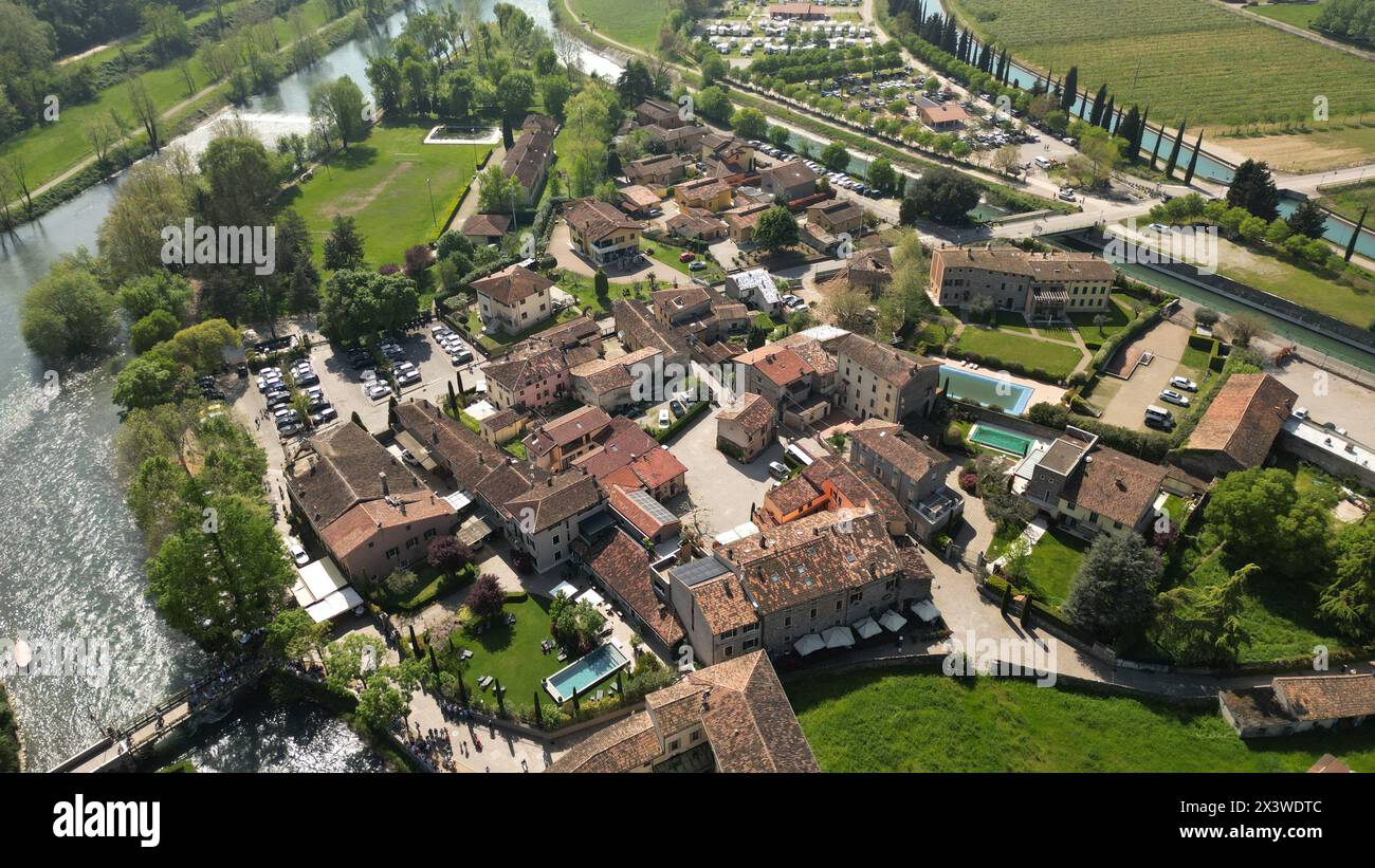 Magnifique petit village vue aérienne du village moulin de Borghetto sul Mincio au sud du lac de Garde, en Vénétie, Italie. Vidéo drone du sm Banque D'Images