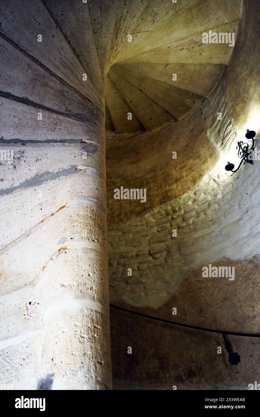 Escalier en colimaçon dans le Grand Palais du Château roumain de Corvin (Hunedoara, Roumanie) Banque D'Images