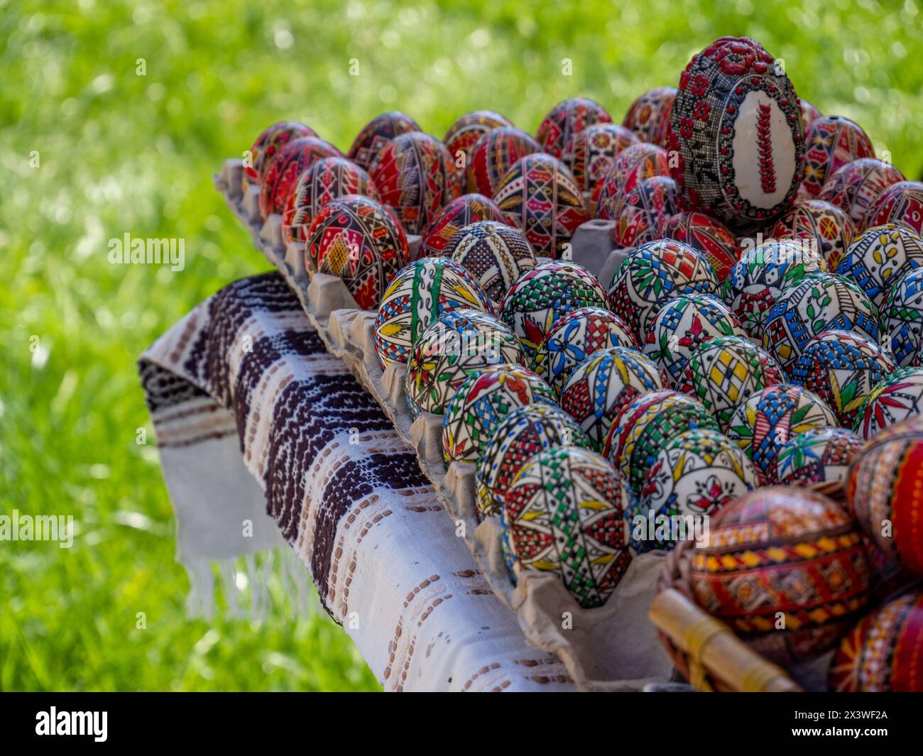 groupe d'oeufs de pâques orthodoxes roumains décorés exposés Banque D'Images