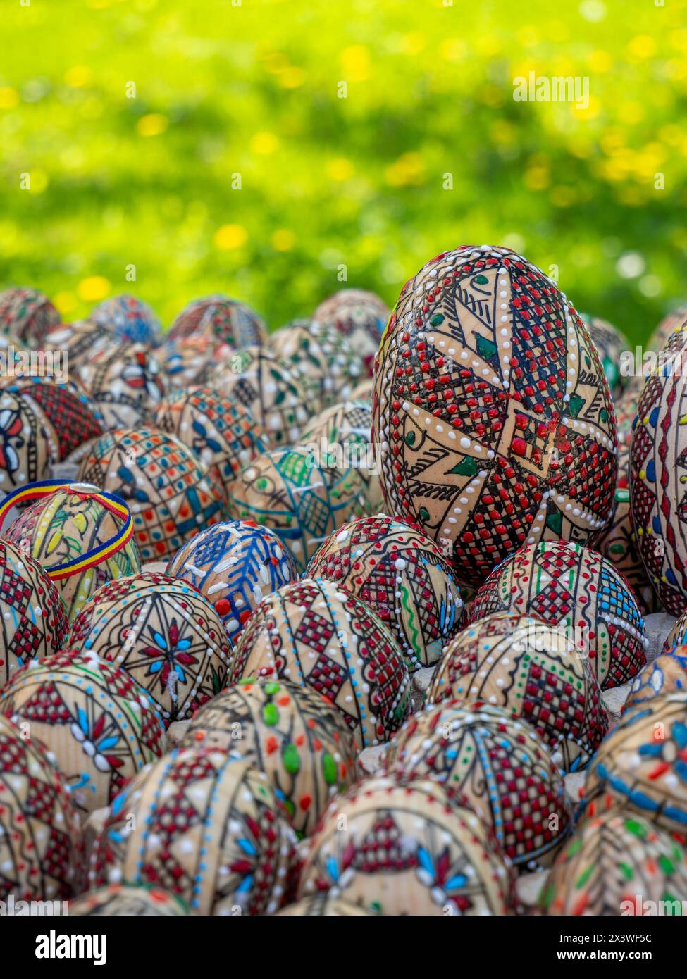 groupe d'oeufs de pâques orthodoxes roumains décorés exposés Banque D'Images