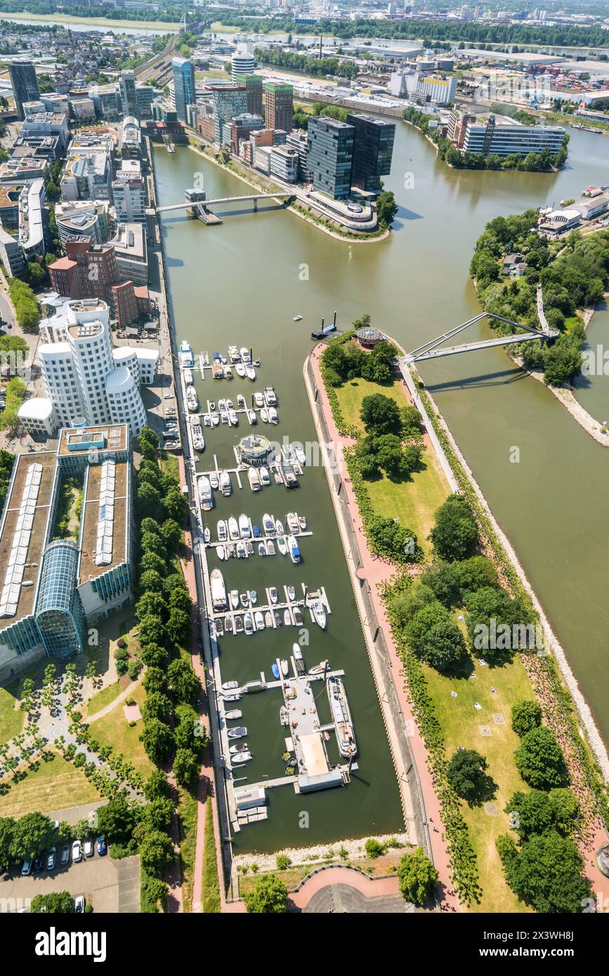 Vue panoramique en hauteur des bâtiments de la ville, du fleuve et du port des médias depuis la tour du Rhin de Dusseldorf en Rhénanie du Nord-Westphalie, Allemagne Banque D'Images