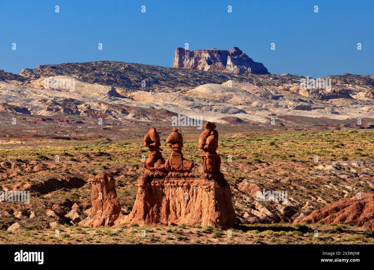 Ceci est une vue d'une formation rocheuse appelée les trois Sœurs près de l'entrée du parc d'État de Goblin Valley, comté d'Emery, Utah, États-Unis. Banque D'Images