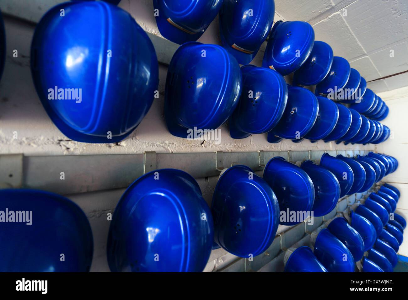 Allemagne, usine sidérurgique de Voelklingen en Sarre. Casques pour visiteurs Banque D'Images