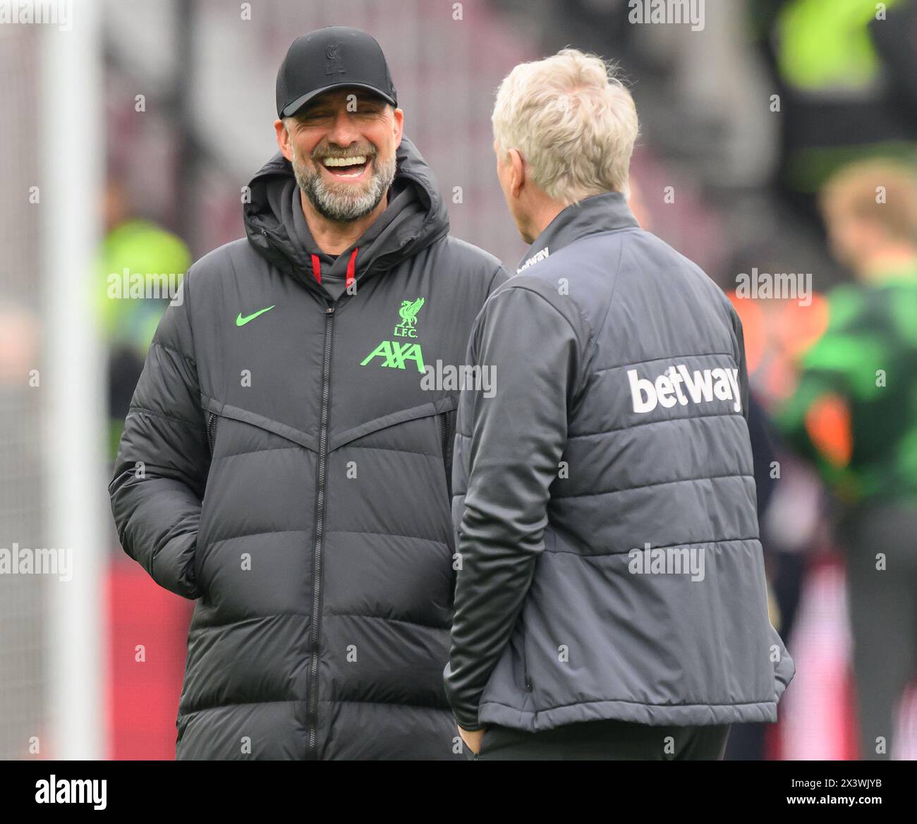 Londres, Royaume-Uni. 27 avril 2024 - West Ham United v Liverpool - premier League - London Stadium. Jurgen Klopp, directeur de Liverpool, parle avec David Moyes, directeur de West Ham. Crédit photo : Mark pain / Alamy Live News Banque D'Images