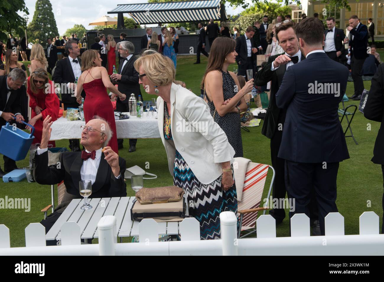 Riche riche riche bien pour faire des gens Londres 2020s Royaume-Uni. Hurlingham Club est une société privée exclusive dans le quartier Fulham de Londres. La Garden party annuelle d'été Londres, Angleterre 11 juin 2022 Royaume-Uni 2020s HOMER SYKES Banque D'Images