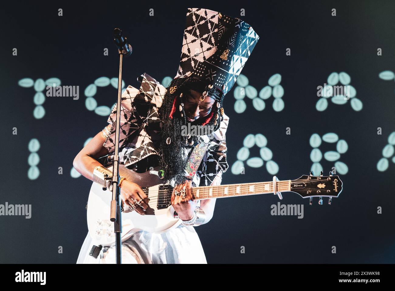 ITALIE, TURIN, le 25 AVRIL : la chanteuse-compositrice malienne Fatoumata Diawara se produisant en direct sur scène pour l’édition 2024 du « Torino Jazz Festival », présentant son nouvel album intitulé « London Ko » Banque D'Images