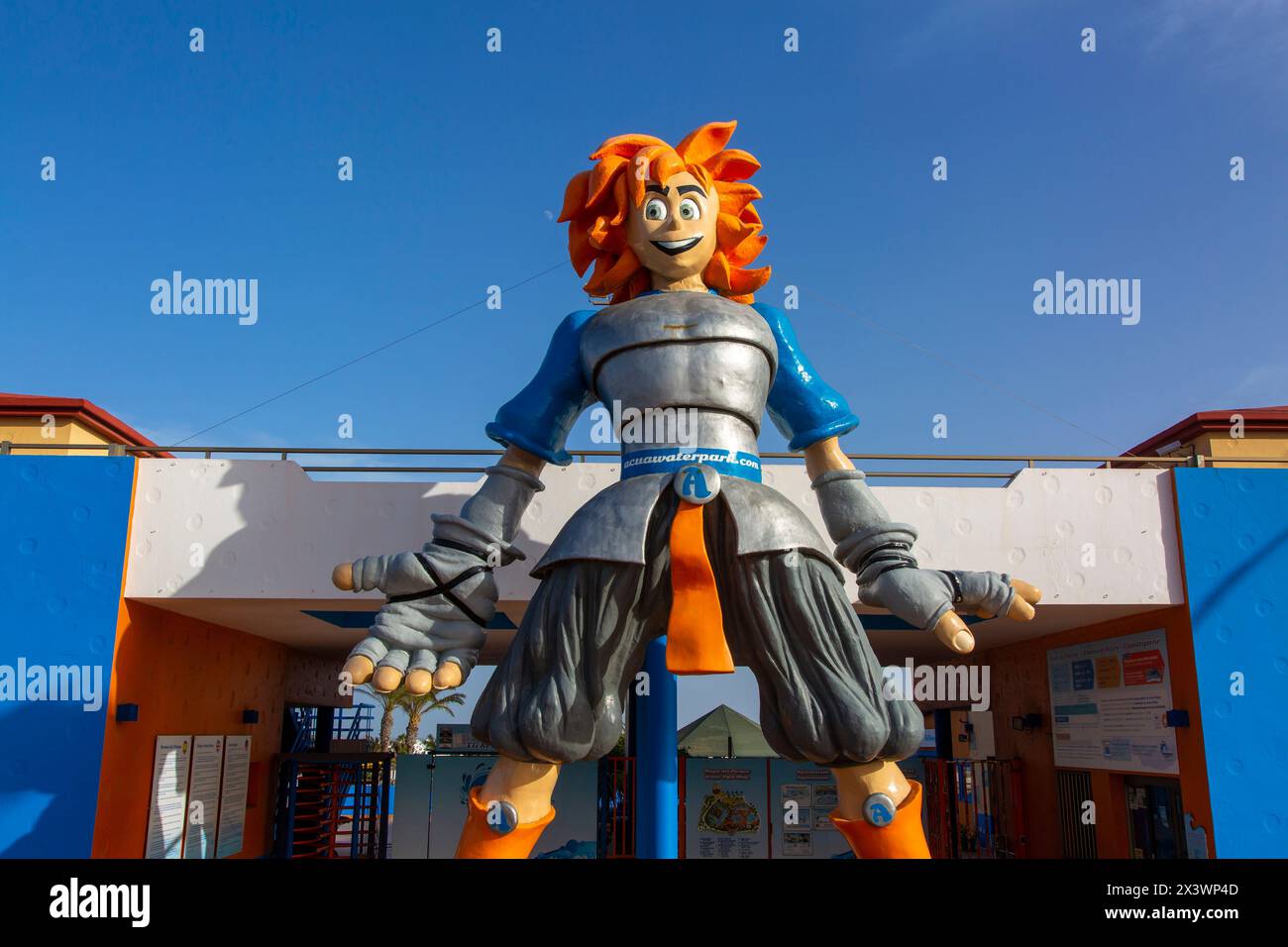 Europe, Espagne, Îles Canaries, Fuerteventura. Corralejo. Figurine Alamy Cartoon à l'entrée du parc aquatique Acua Banque D'Images