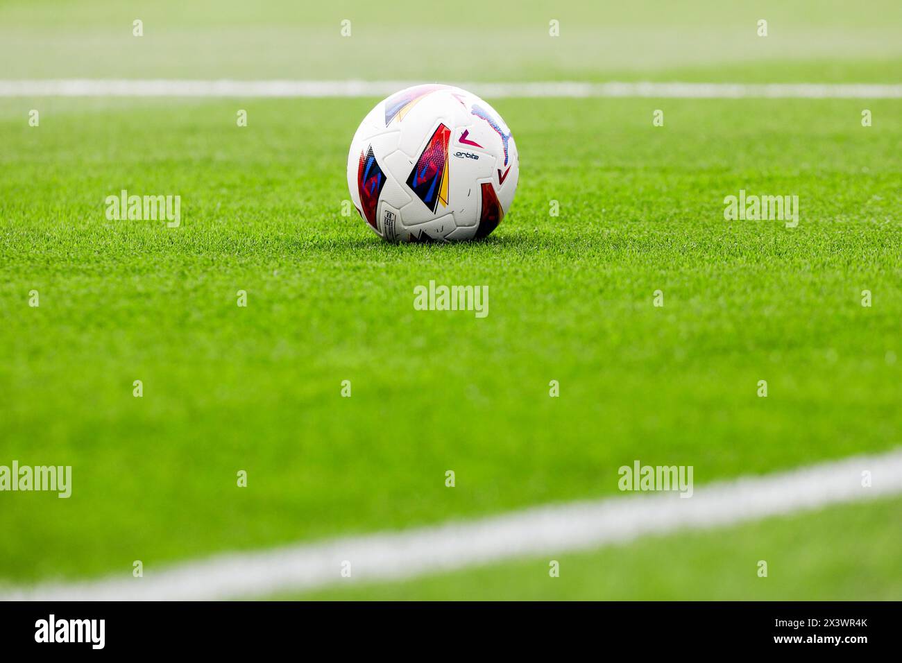 Un détail de ballon de football sur l'herbe Banque D'Images