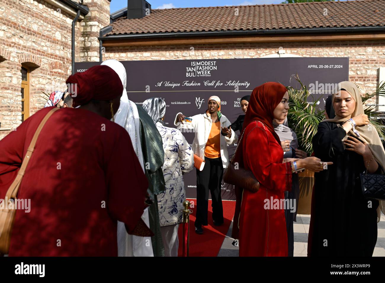 Des femmes somaliennes vues vivant en Turquie et au Danemark, vues en train de prendre des photos. Le mannequin somali-américain Halima Aden rencontre le public et les influenceurs lors de la conférence « une histoire inspirante : Halima Aden » le troisième jour de la Modest Fashion week à la Fisekhane Gallery, Istanbul. Banque D'Images