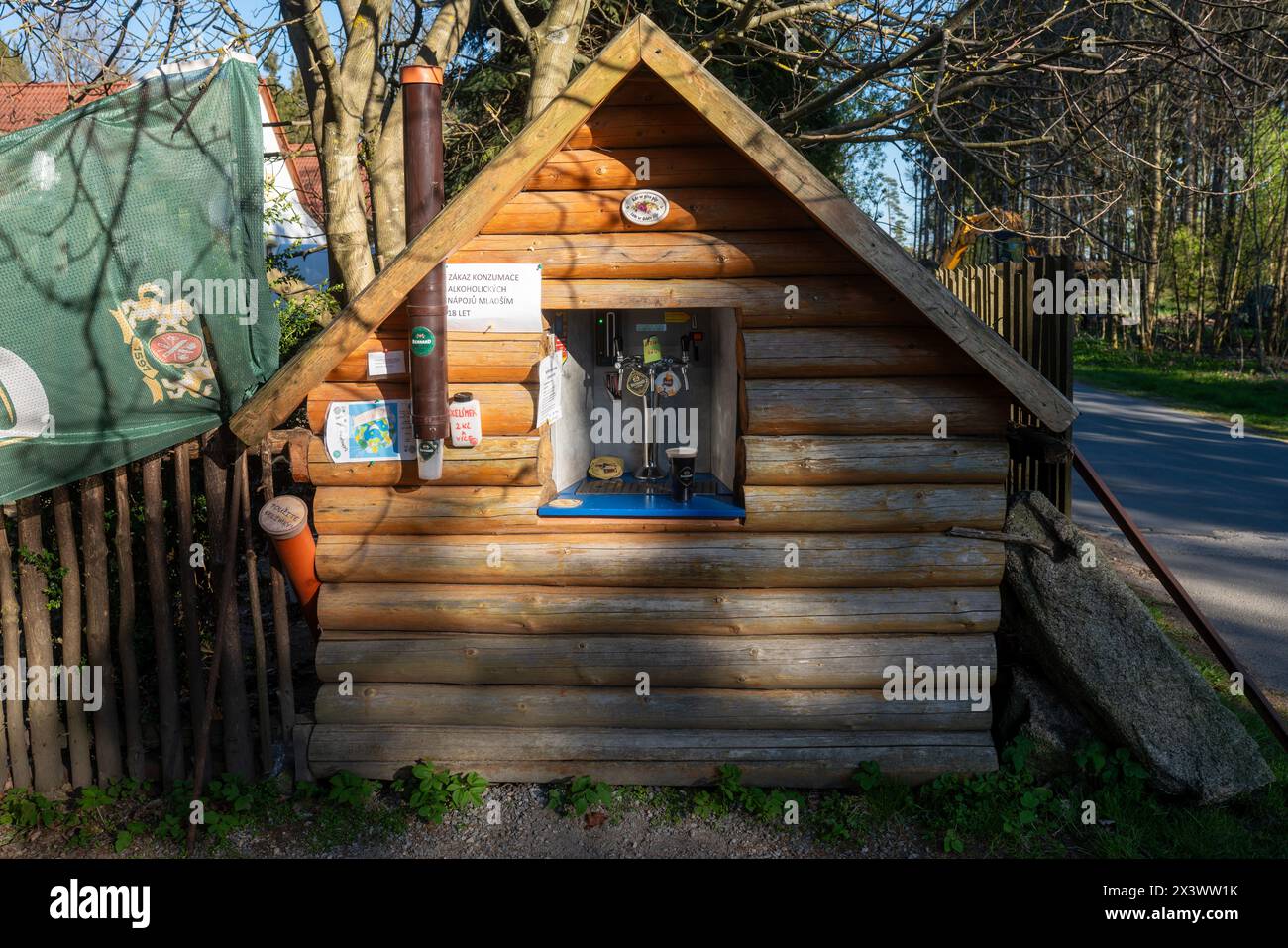 Bar libre-service pour touristes avec bière et soda à la pression à Nový Svět près de Kunžak, dans le sud-ouest de la Moravie. Banque D'Images