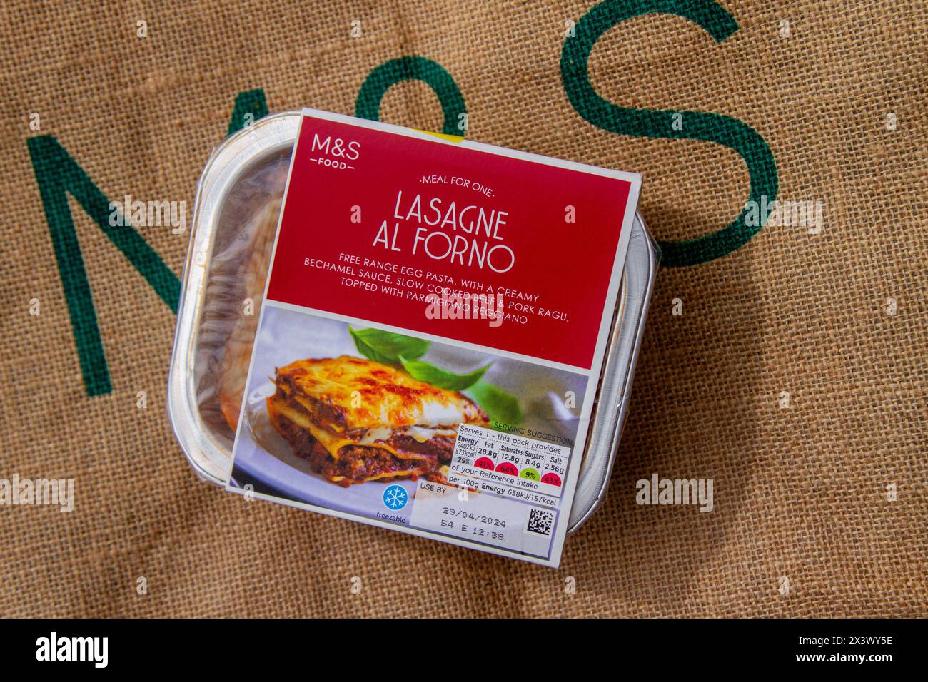 Preston, Lancashire. 29 avril 2024. Aliments de marque rouge avec une teneur en sel extraordinairement élevée en vente chez Marks & Spencer. Lasagne SL Forno plats préparés. Crédit ; MediaWorldImages/AlamyLiveNews Banque D'Images