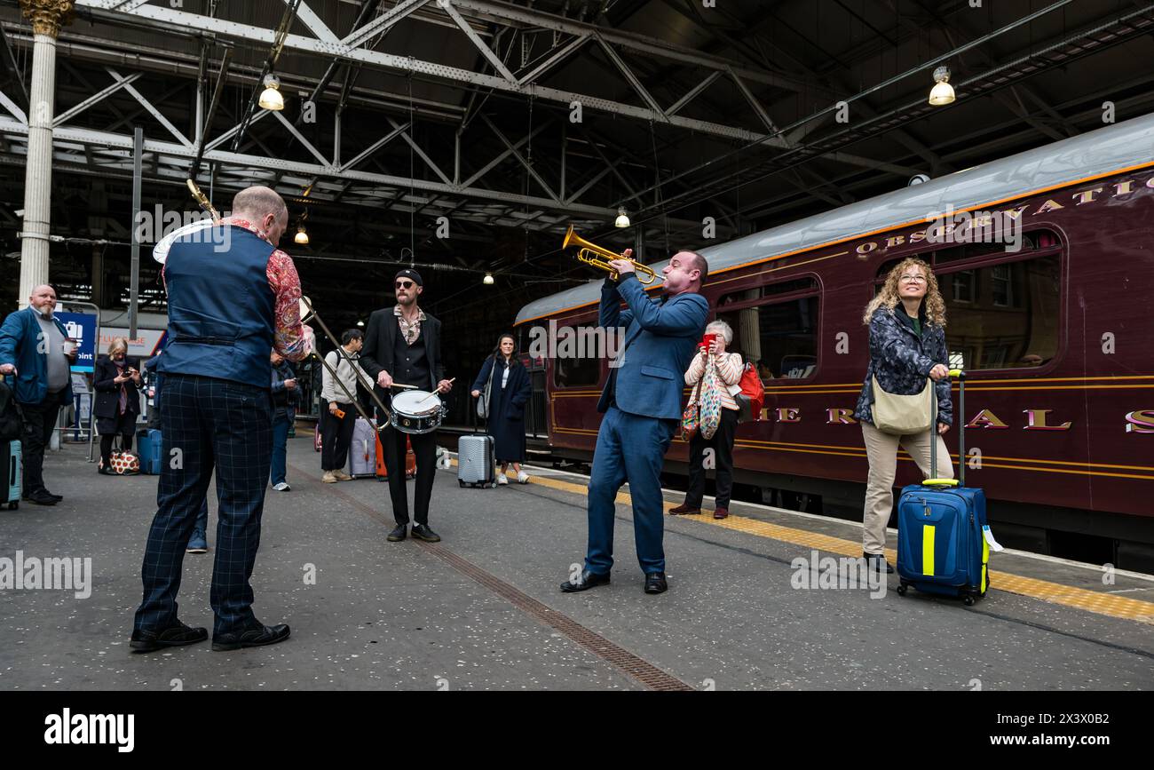 Edimbourg, Écosse, Royaume-Uni, 29 avril 2024. Le train de luxe Royal Scotsman arrive à la gare de Waverley de Dundee avec un accueil par un groupe de jazz et le personnel pour faire ses adieux à leurs passagers. Crédit : Sally Anderson/Alamy Live News Banque D'Images