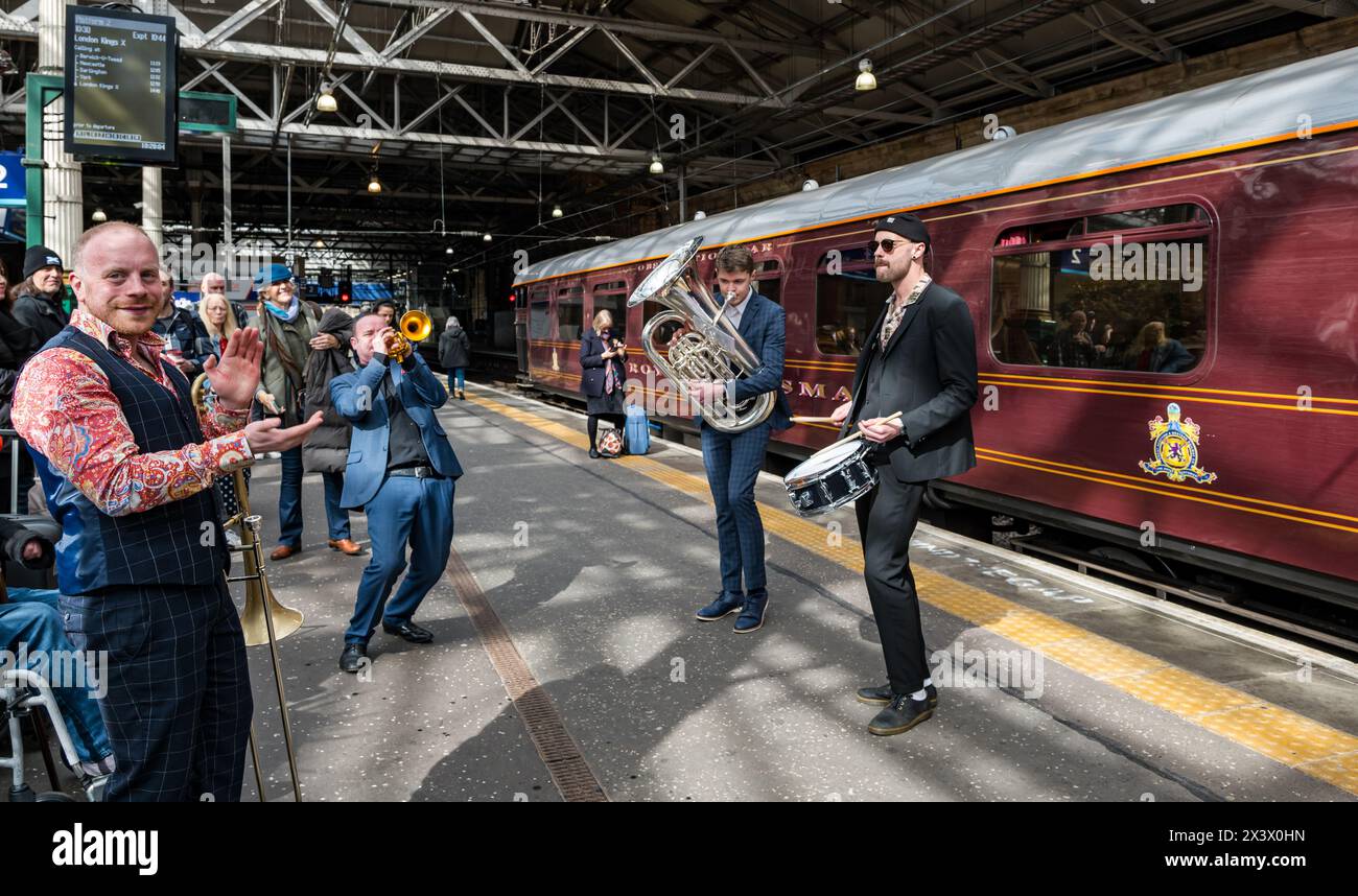 Edimbourg, Écosse, Royaume-Uni, 29 avril 2024. Le train de luxe Royal Scotsman arrive à la gare de Waverley de Dundee avec un accueil par un groupe de jazz. Crédit : Sally Anderson/Alamy Live News Banque D'Images