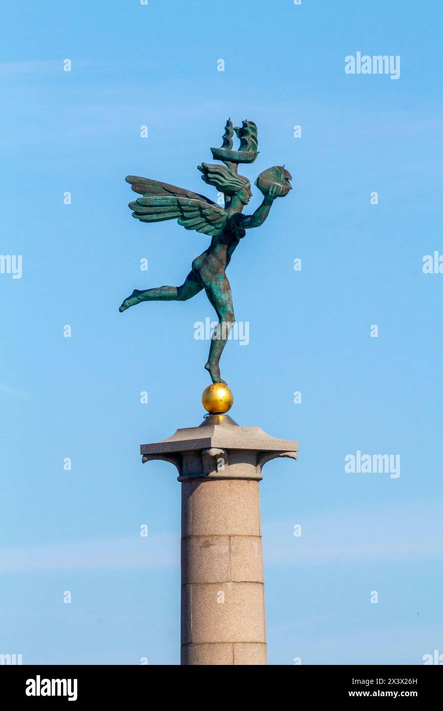Europe, Scandinavie, Suède. Scania. Helsingborg. Statue Sjoefartsgudinnan, déesse de la mer, sur une colonne du Hamntorget Banque D'Images