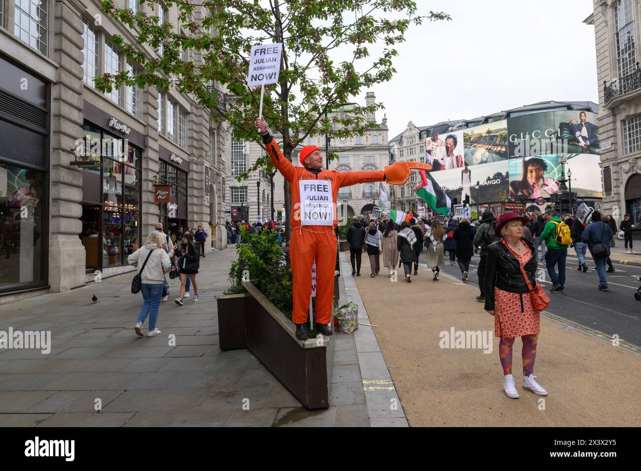 Un partisan de Julian Assange faisant campagne pour sa liberté, Regent Street, Saint James's, Londres, Royaume-Uni. 27 avril 2024 Banque D'Images