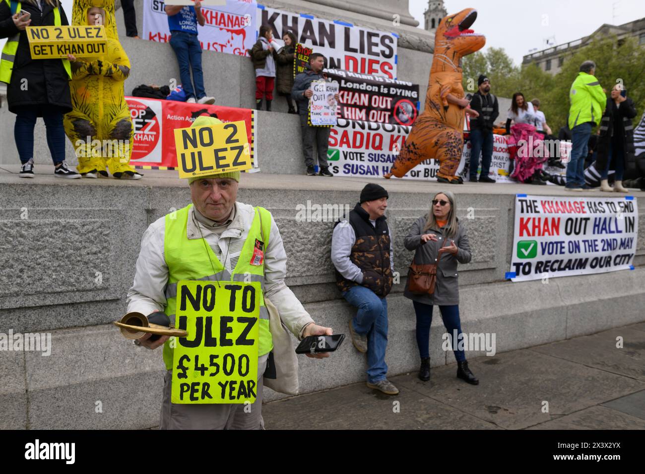 Protestation contre l'extension de la zone à très faibles émissions (ULEZ), Trafalgar Square, Londres, Royaume-Uni. 27 avril 2024 Banque D'Images