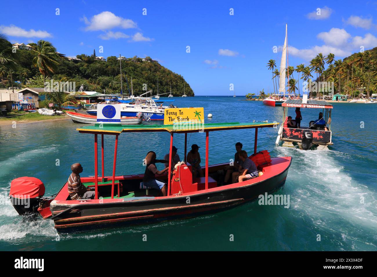 Antilles anglaises, Sainte-Lucie. Marigot Bay, bateaux Taxi Banque D'Images
