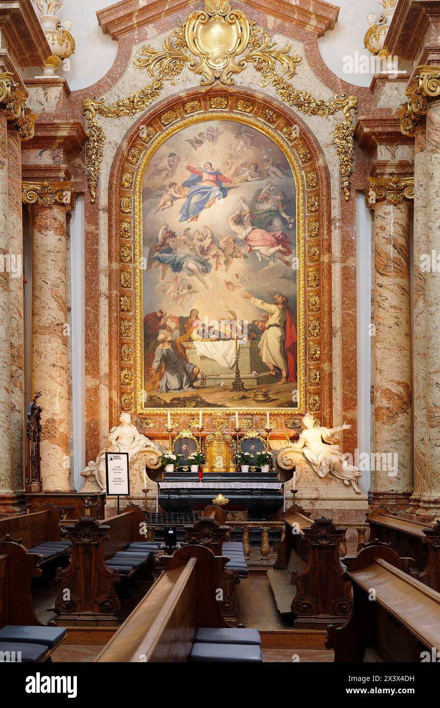 Vienne, Autriche. La Karlskirche de Vienne est une église catholique romaine située dans le 4ème arrondissement de Vienne. Retable, L'Assomption de Marie de Sebastiano Ricci (1659-1734) Banque D'Images
