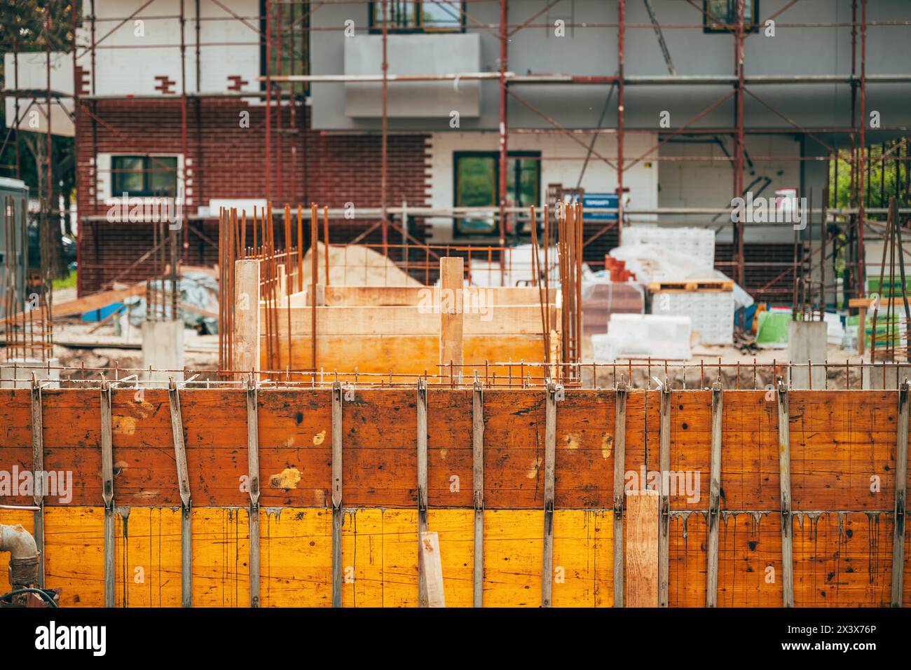 Chantier de construction avec échafaudage et barres d'acier de renfort, mise au point sélective Banque D'Images