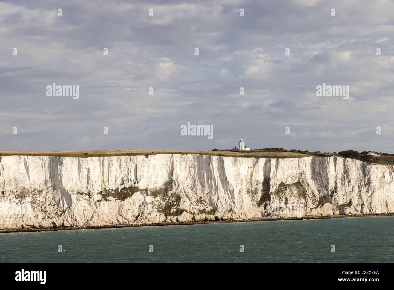 Phare et les falaises blanches de Douvres, Angleterre, Royaume-Uni Banque D'Images