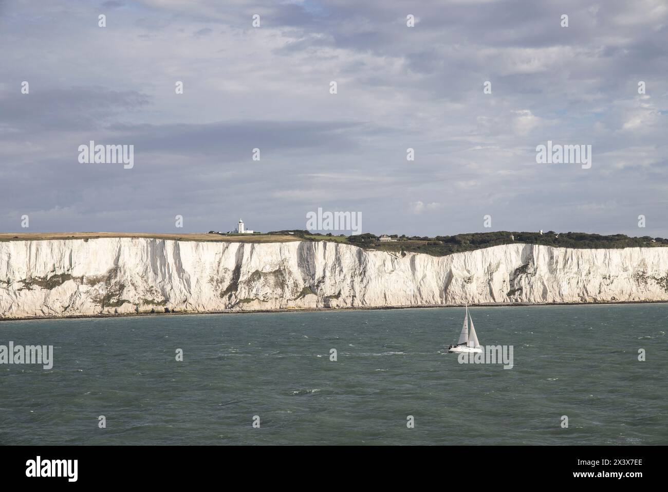 Phare et les falaises blanches de Douvres avec yacht, Angleterre, Royaume-Uni Banque D'Images