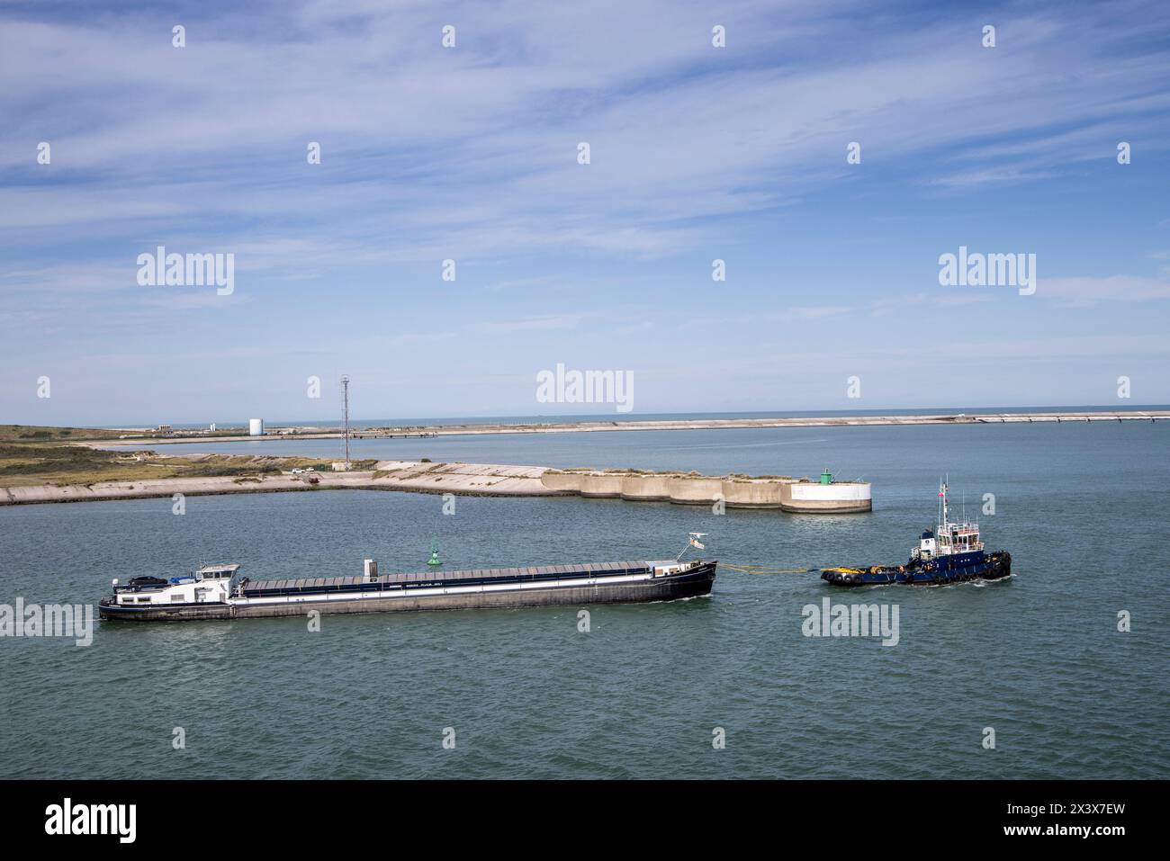 Remorqueur tirant une barge hors du port, Dunkerque, France Banque D'Images