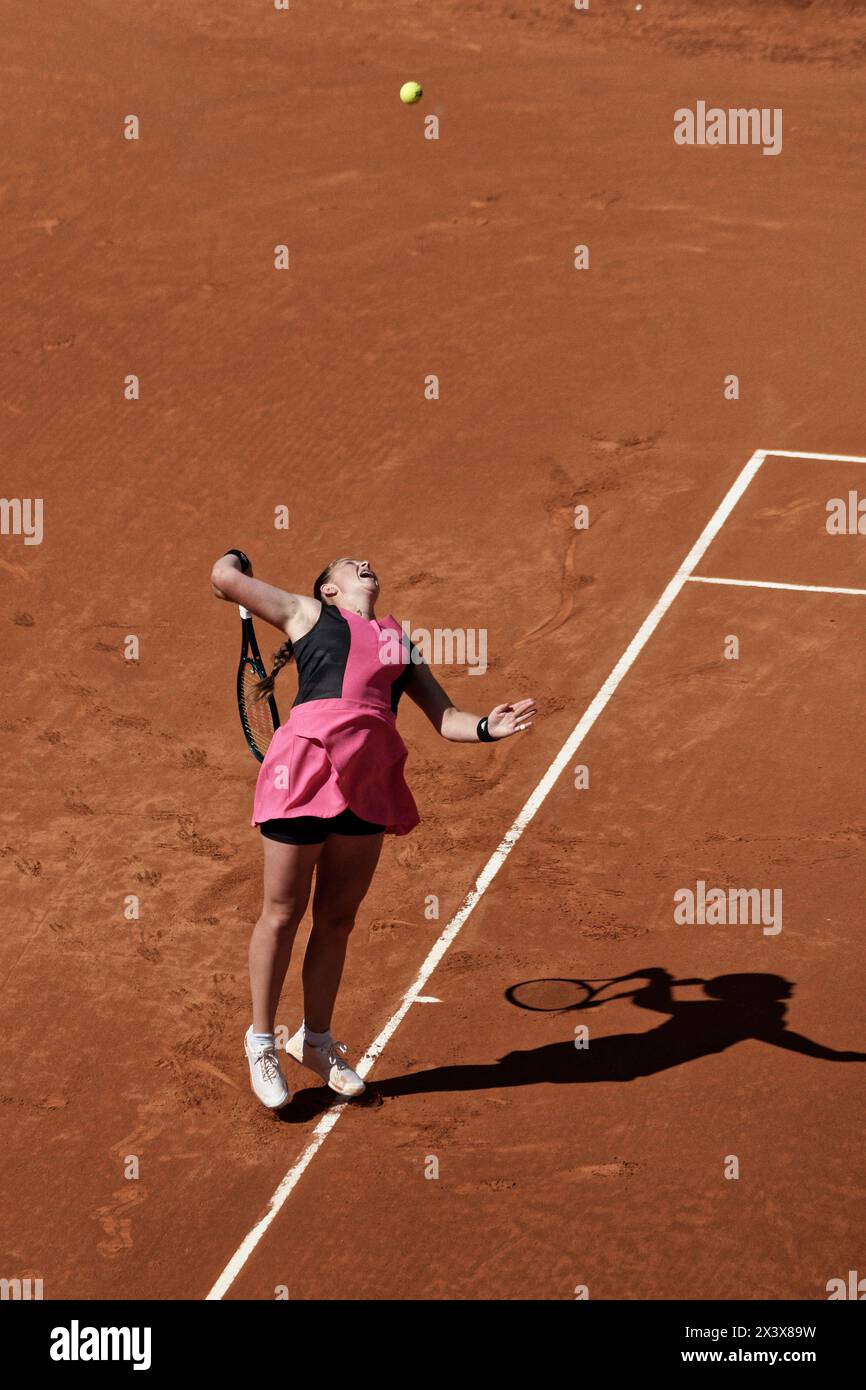 Madrid, Espagne. 29 avril 2024. Tennis, individuel femmes : Mutua Madrid Open de tennis WTA, Round of 16, ons Jabeur (TUN) V Jelena Ostapenko (LAT). Jelena Ostapenko (LAT). Crédit : EnriquePSans/Alamy Live News Banque D'Images