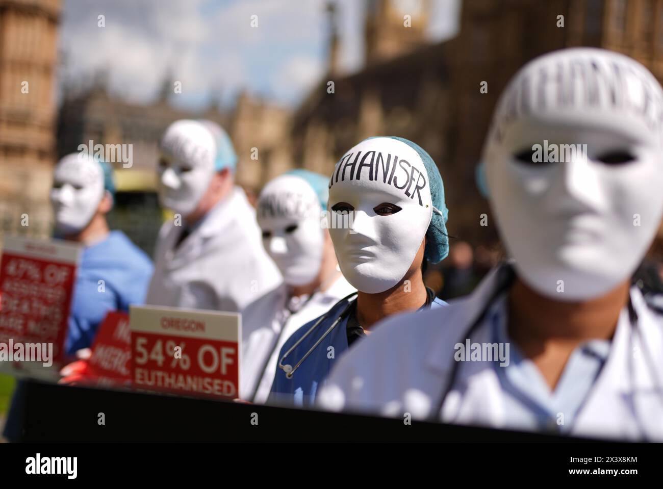 Des militants protestent devant le Parlement à Westminster, Londres, avant un débat à la Chambre des communes sur l'aide à mourir. Une pétition pour un débat a recueilli plus de 200 000 signatures et a été soutenue par Dame Esther Rantzen. Date de la photo : lundi 29 avril 2024. Banque D'Images