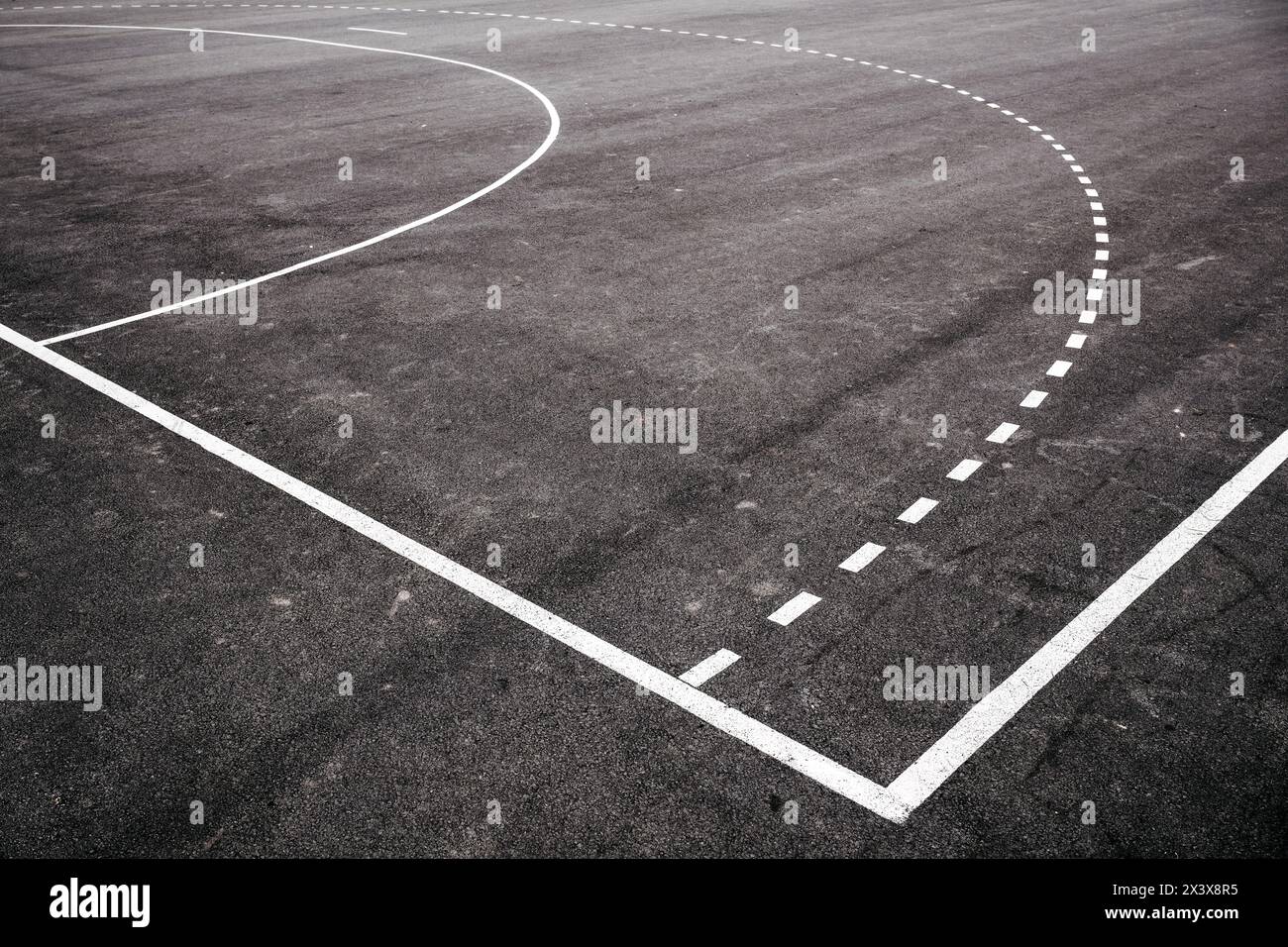 Terrain extérieur de handball et de futsal avec sol en asphalte, mise au point sélective Banque D'Images