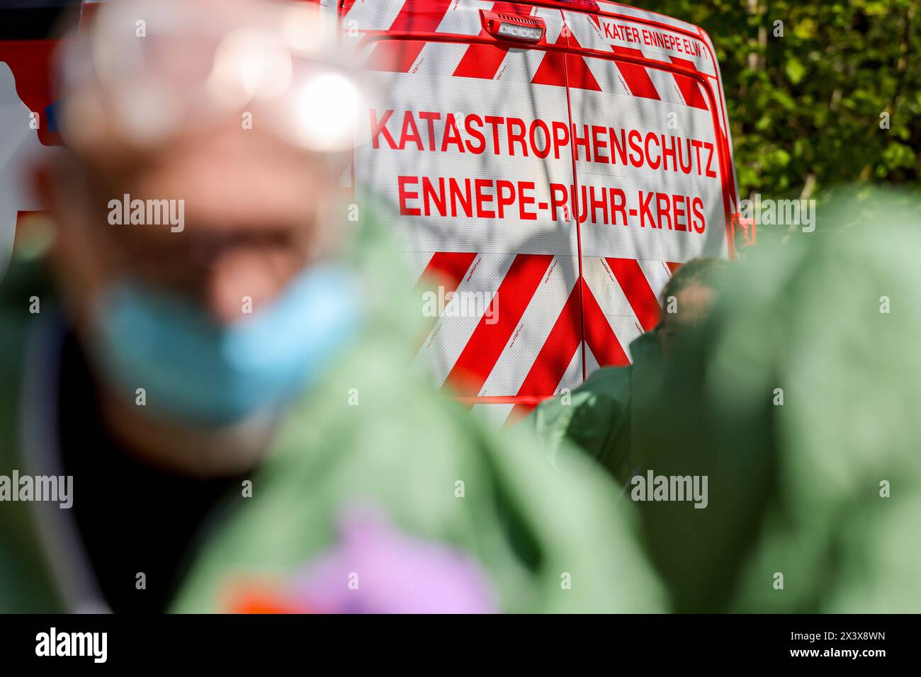 Hattingen, Allemagne. 29 avril 2024. Les services d'urgence du district d'Ennepe-Ruhr sont présents lors d'un exercice de lutte contre les maladies animales. En coopération avec d'autres districts, le district d'Ennepe-Ruhr répète ce qu'il faut faire en cas d'épidémie de grippe aviaire. Crédit : Christoph Reichwein/dpa/Alamy Live News Banque D'Images