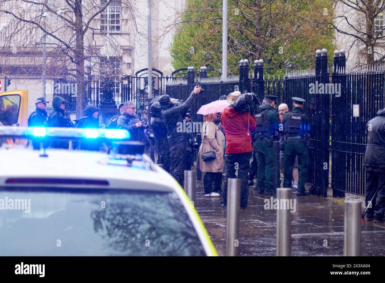 Belfast, Royaume-Uni 29/04/2024 Kieran George McCool arrêté par la police devant le tribunal de Laganside où il a été accusé d'émeutes et de lancer une bombe à essence Belfast Northern Ireland crédit : HeadlineX/Alamy Live News Banque D'Images