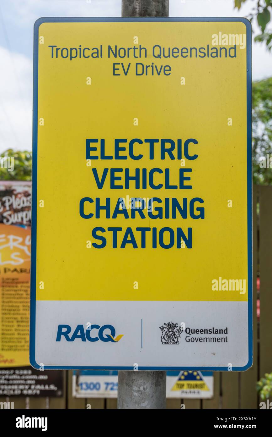 Gros plan d'un panneau de chargement de batterie de véhicule électrique (VE) dans un parking dans le Queensland, en Australie Banque D'Images Gros plan d'un panneau de chargement de batterie de véhicule électrique (VE) dans un parking dans le Queensland, en Australie Banque D'Images