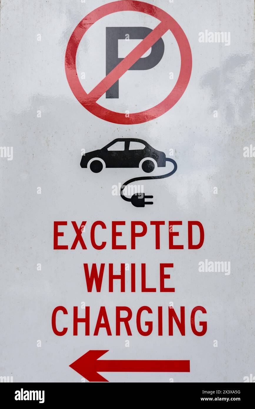 Gros plan d'un panneau de chargement de batterie de véhicule électrique (VE) dans un parking dans le Queensland, en Australie. Parking EV uniquement Banque D'Images Gros plan d'un panneau de chargement de batterie de véhicule électrique (VE) dans un parking dans le Queensland, en Australie. Parking EV uniquement Banque D'Images
