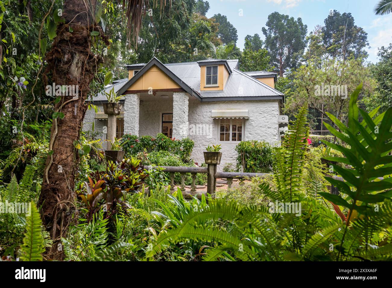 Jose's Cottage, maintenant une galerie et un musée, est l'ancienne maison du propriétaire et constructeur original et sa famille de Paronella Park dans le nord du Queensland Banque D'Images