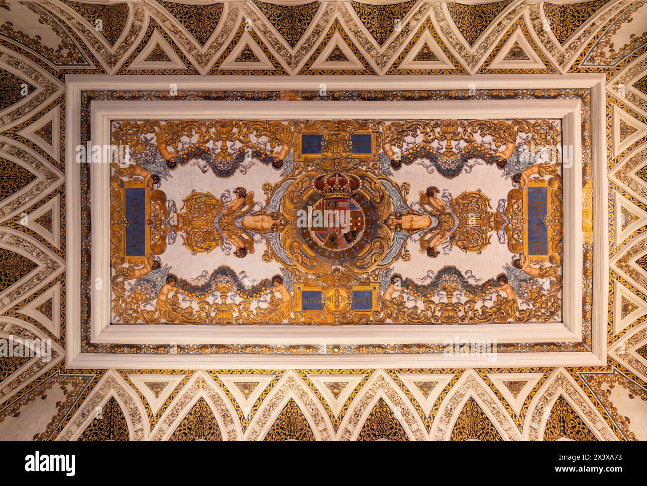 Séville, Espagne - 26 avril 2024 : magnifique plafond décoré à l'intérieur du bâtiment de la Plaza de España à Séville, Andalousie, Espagne. Siège social de Banque D'Images